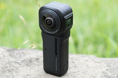 Insta360 One RS 1-tommer 360 Edition on a rock.