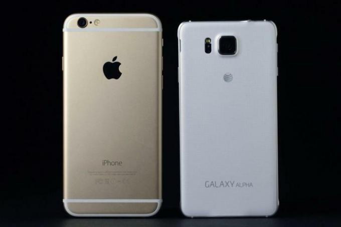 Samsung Galaxy Alpha iPhone naast elkaar