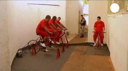 Бразилски затвореници возе бицикл