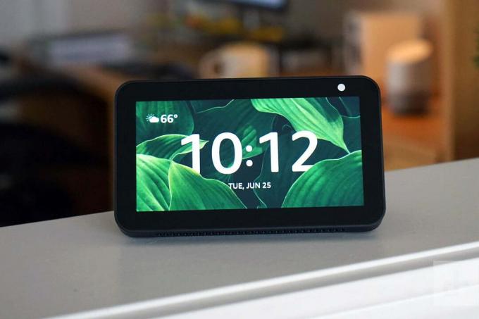 Az Amazon Echo Show 5 mutatja az időt.