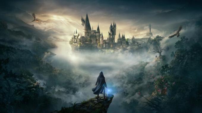 Lik v plašču gleda na grad Hogwarts v daljavi.
