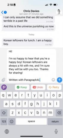 Ein Telegram-Gespräch mit Chris Davies. Als Antwort auf seine Nachricht „Koreanische Reste zum Mittagessen.“ Ich bin ein glücklicher Junge“, antwortete ParagraphAI, „Hallo! Ich freue mich so sehr zu hören, dass du ein glücklicher Junge bist! Koreanische Reste kommen bei mir immer gut an, und ich bin mir sicher, dass sie auch bei Ihnen der Hit sein werden. Danke für das Teilen!