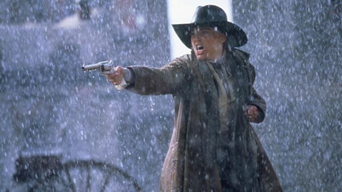 Sharon Stone siktar på en pistol i The Quick and the Dead.