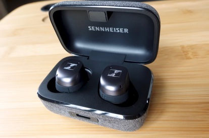 Sennheiser Momentum True Wireless 3 μέσα στη θήκη φόρτισής τους.