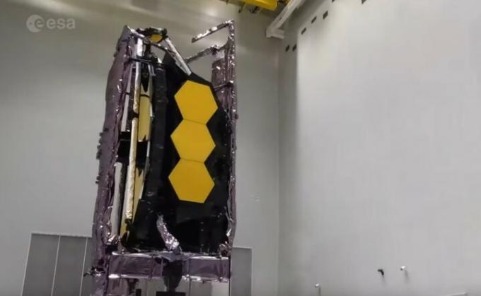 Rymdteleskopet James Webb har packats upp i renrummet i Europas rymdhamn i Franska Guyana.