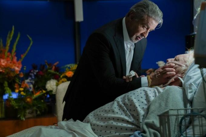 Sly Stallone fa visita a un vecchio in un ospedale di Tulsa King.