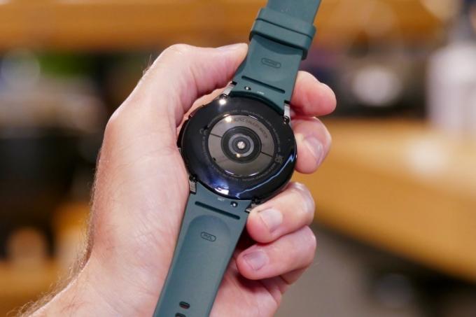 Galaxy Watch 4 Classic tok hátlapja és pulzusmérő.