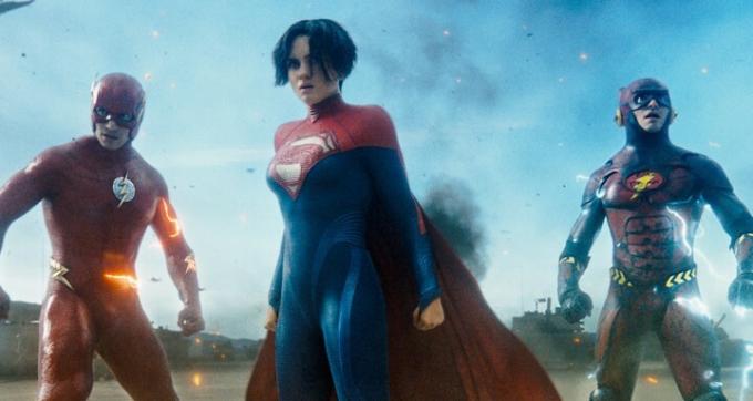 Two Flashes un Supergirl ir gatavi cīņai filmā The Flash.