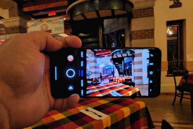 Foto af OnePlus Nord N20 5G, der tager et billede.