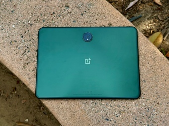 OnePlus Pad på en betongbenk