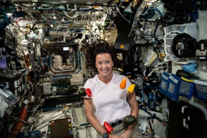Astronautka NASA Megan McArthur cieszy się świeżą żywnością na Międzynarodowej Stacji Kosmicznej.