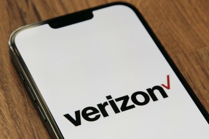 Banner da Verizon espalhado pela tela do iPhone.