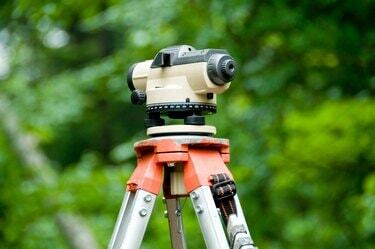 Close-up dari theodolite di atas tripod