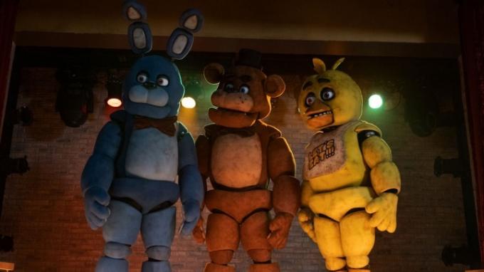 ثلاثة من المخلوقات من Five Nights at Freddy's.