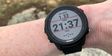 Ένα έξυπνο ρολόι Garmin Forerunner 235 Music στον καρπό.