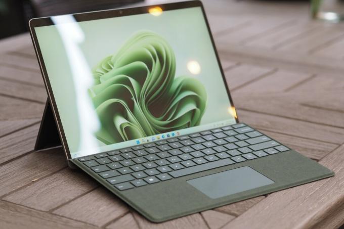 Зелений Surface Pro 9 відкритий на землі.