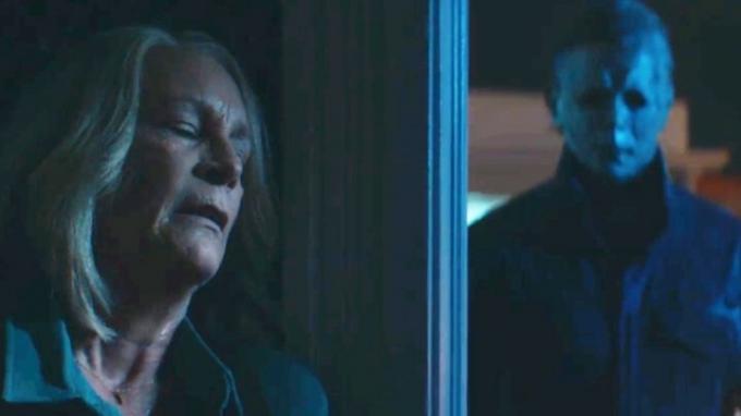 Laurie se skrije pred Michaelom v Halloween Ends.