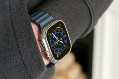주머니에 넣은 남자의 손목에 있는 Apple Watch Ultra.
