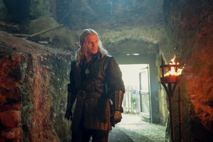 Een man loopt over een pad in seizoen 3 van The Witcher.