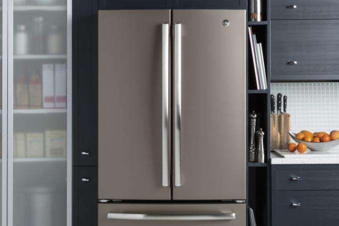 O refrigerador GE French Door GNE25JMKES em uma cozinha.