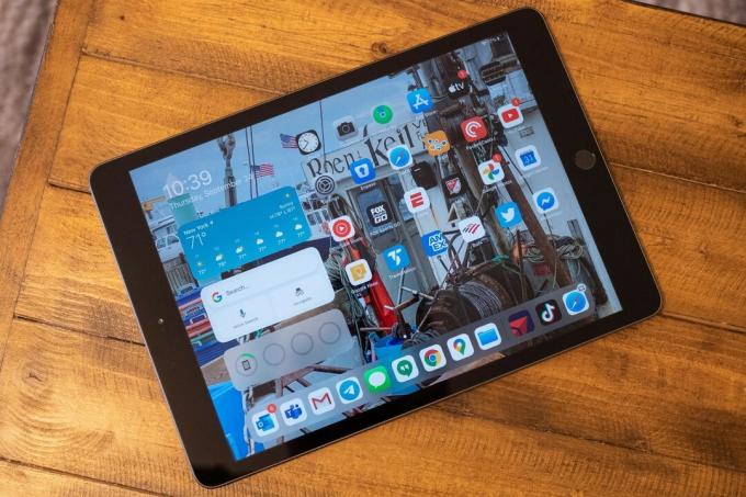 テーブルの上に置かれたiPad 10.2。