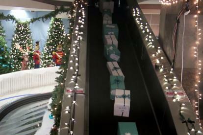 Westjet usa panfletos surpresa digitais para quiosque de Papai Noel, presentes, retirada de bagagem, promoção de feriado