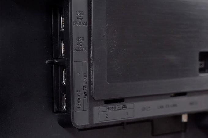 Nærbillede af Samsung S95B OLED's fire HDMI-porte.