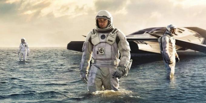 Echipajul Interstellar aterizează pe o planetă oceanică de mică adâncime.