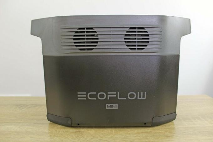 Zadní strana EcoFlow Delta Mini má dva velké větrací otvory.