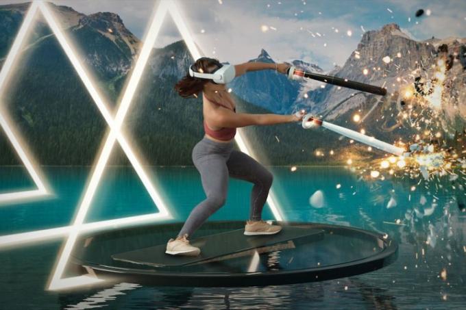 En spiller, der svinger controllere i Supernatural Fitness VR.