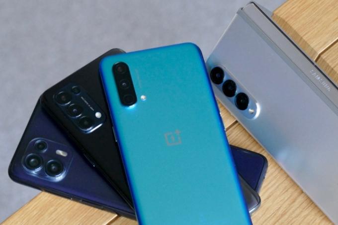 Moto Edge 20 Lite, OnePlus Nord 2, Oppo Find X3 Lite og Samsung Galaxy Z Fold 3.