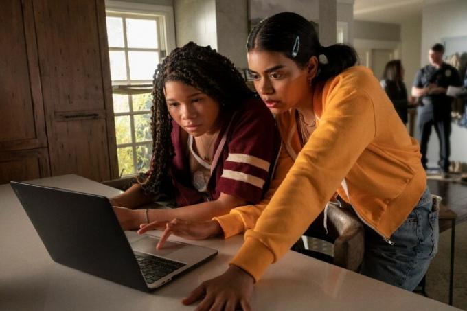 Två flickor tittar på en dator i Missing.
