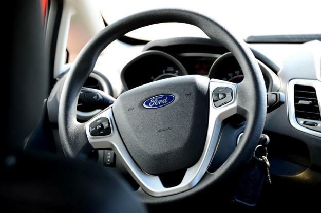 Ford Fiesta 2012 огляд салону керма компактного автомобіля