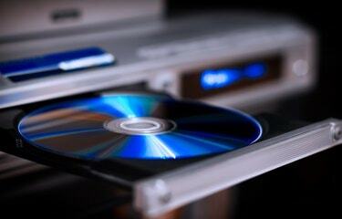DVD-plate settes inn i spilleren