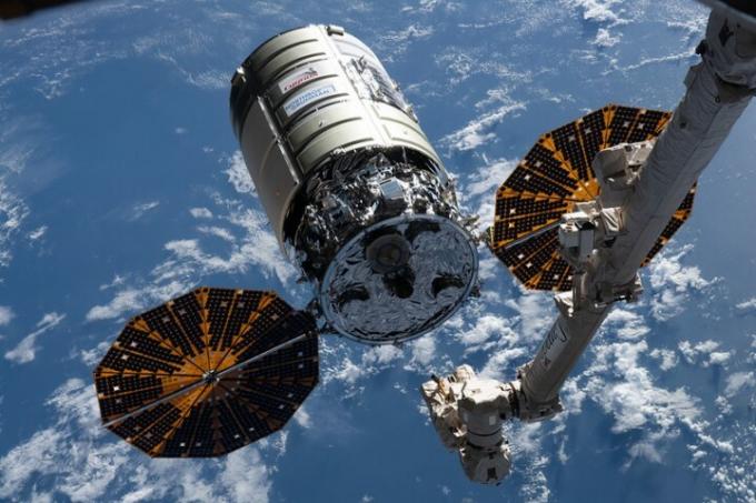 ספינת המשא החלל Cygnus של נורת'רופ גרומן בתמונה מגיעה לתחנת החלל הבינלאומית באוגוסט. 12, 2021. Cygnus ייצא מתחנת החלל בנובמבר. 20, 2021.