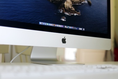 iMac tuvplānā uz logotipa.