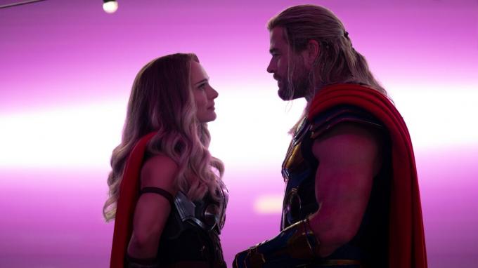 Jane a Thor sa pozerajú do očí v Thor: Love and Thunder.