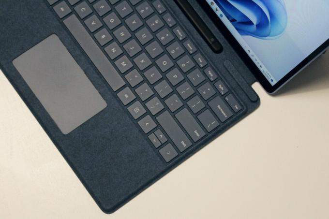 Het blauwe Type Cover-toetsenbord voor de Surface Pro 9.