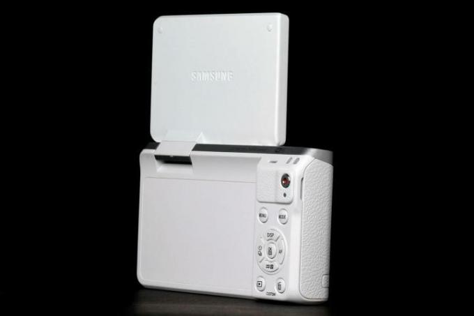 Samsung NX Mini vinkles skærm op i ryggen