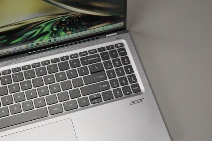 Vedere de sus în jos Acer Swift X 2022.