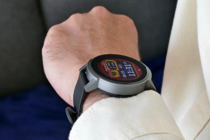 Mobvoi TicWatch E3 no pulso, visto de lado.