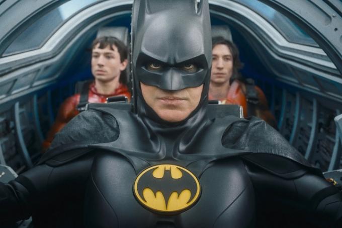 Michael Keatonin Batman istuu kahden Barry Allenin version edessä The Flash -elokuvassa.
