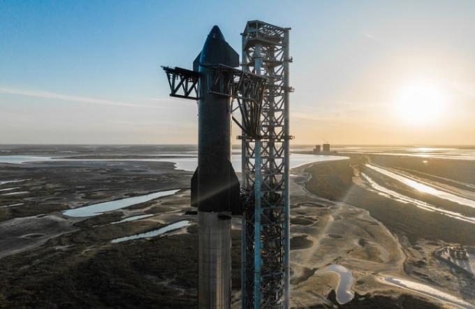 SpaceX-ovo vesoljsko plovilo Starship na vrhu Super Heavy pospeševalnika.