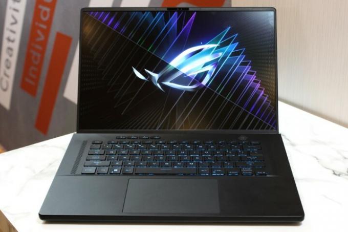 O ROG Zephyrus M16 em uma mesa branca.