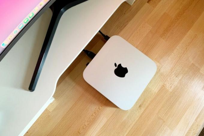 En Apple Mac Mini M1 sidder på et skrivebord.