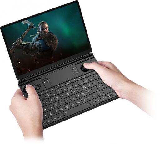 Een kleine GPD Win Max 2-laptop die met twee handen wordt vastgehouden terwijl hij een game speelt met een Viking op het scherm