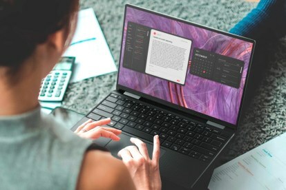 Eine Person, die den Dell XPS 13 2-in-1-Touch-Laptop verwendet.