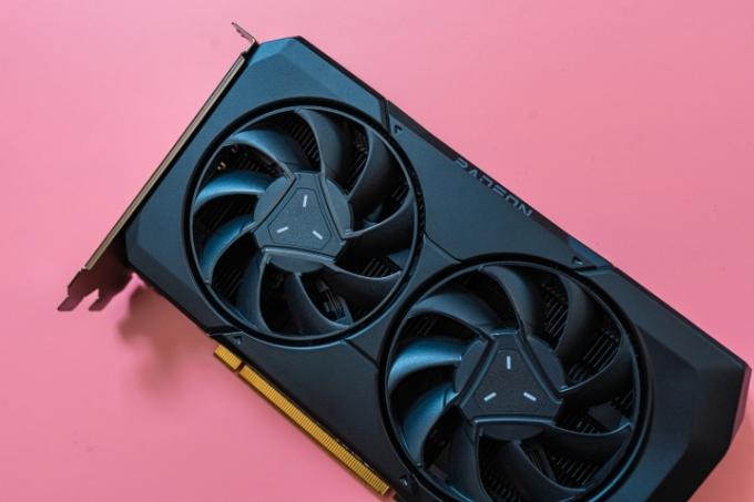 AMD RX 7600 rózsaszín alapon.