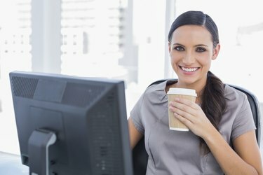 Aantrekkelijke zakenvrouw koffie drinken en juichen