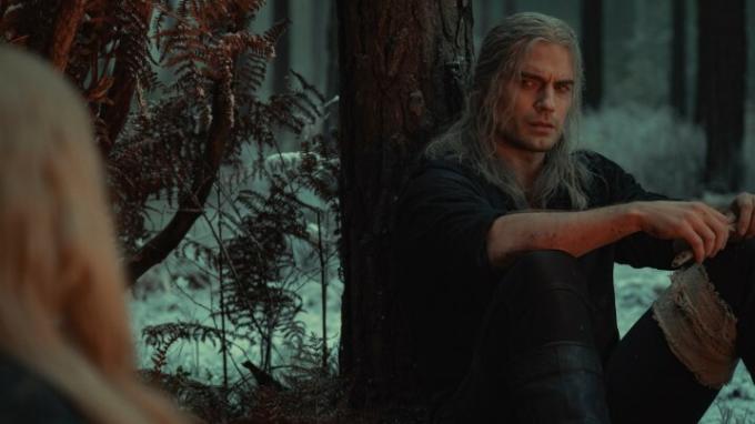 Geralt sedí na stromě a vypadá unaveně v Zaklínači.